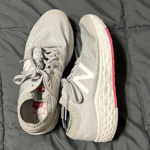 Women’s new balance sneakers in excellent condition